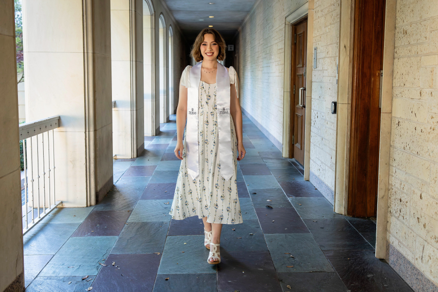 thm_may-2026-ut-graduation-photos-sisters-042.webp