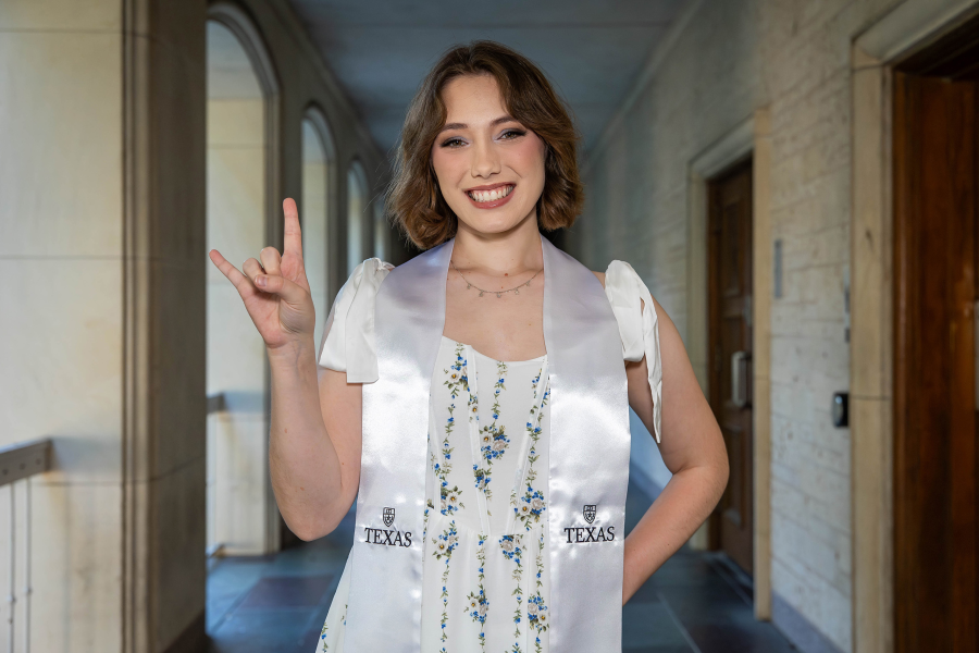 thm_may-2026-ut-graduation-photos-sisters-045.webp