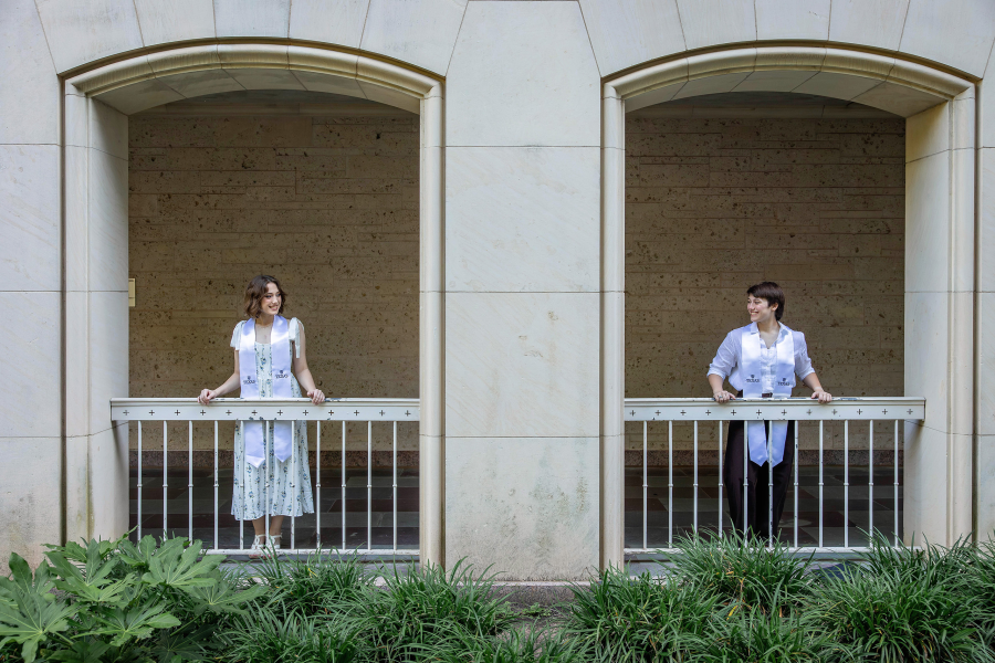 ut-graduation-photos-sisters-053.webp