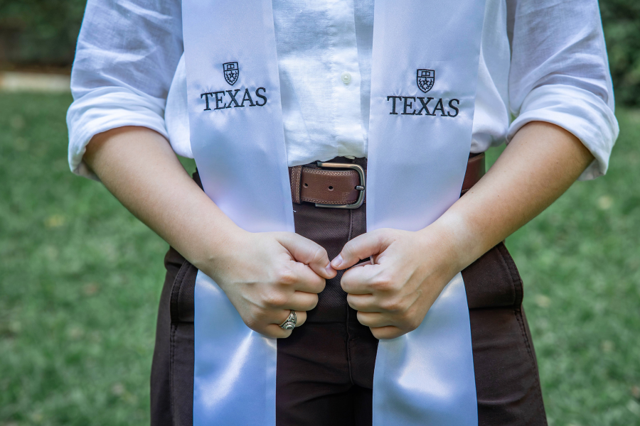 thm_may-2026-ut-graduation-photos-sisters-057.webp