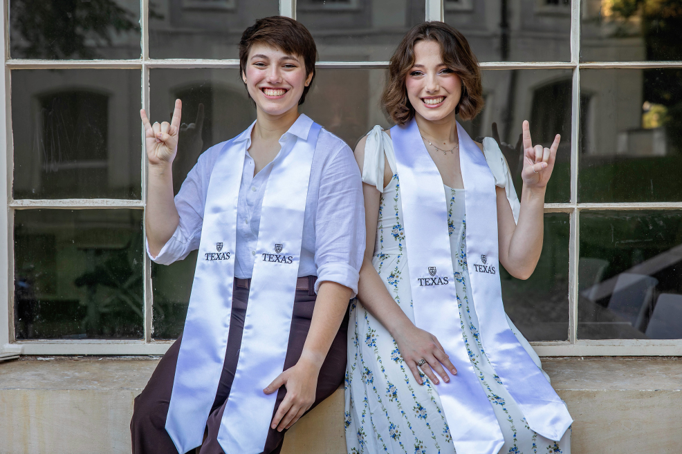 university of texas twin sisters shared college graduation photo session