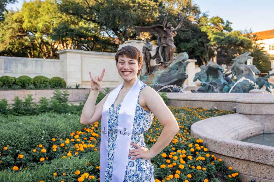 thm_may-2026-ut-graduation-photos-sisters-092.webp