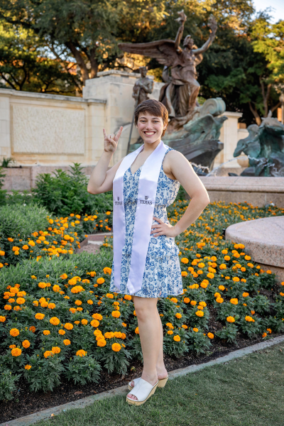 thm_may-2026-ut-graduation-photos-sisters-093.webp