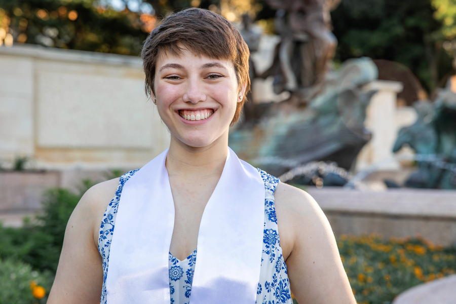 thm_may-2026-ut-graduation-photos-sisters-094.webp