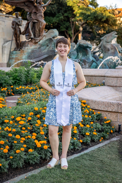 thm_may-2026-ut-graduation-photos-sisters-096.webp