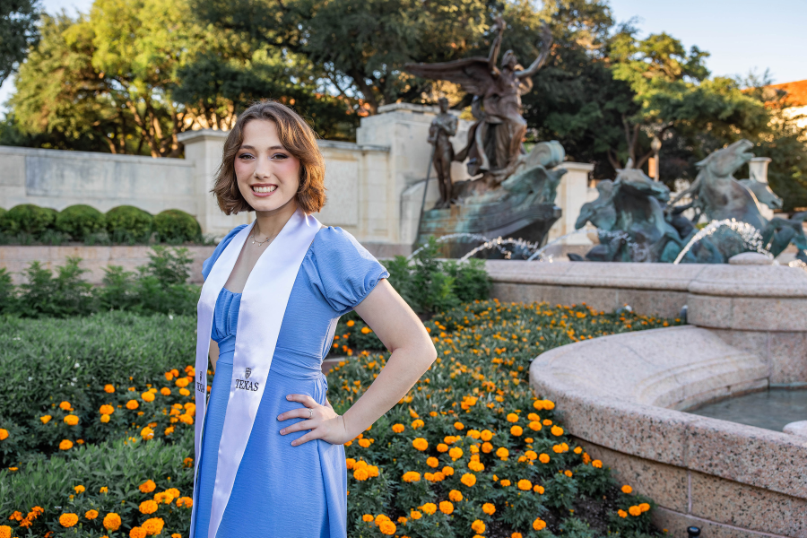 thm_may-2026-ut-graduation-photos-sisters-098.webp