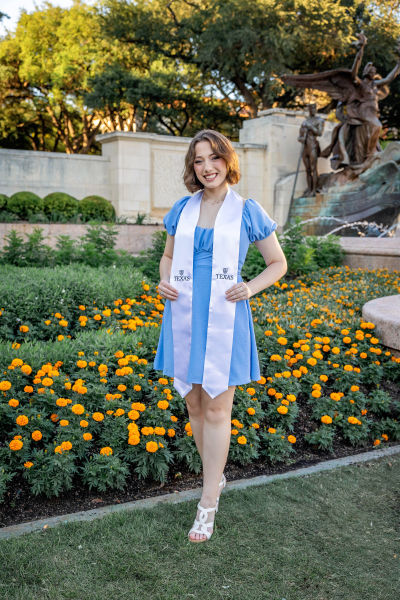 ut-graduation-photos-sisters-103.webp