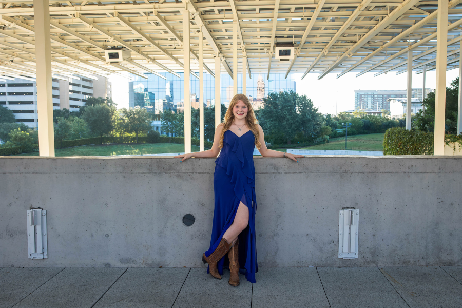 thm_aug-2026-sm-senior-photos-waterloo-park-austin-005.webp