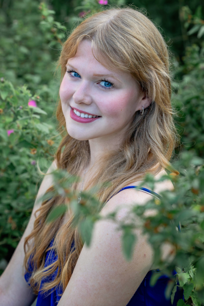 thm_aug-2026-sm-senior-photos-waterloo-park-austin-017.webp