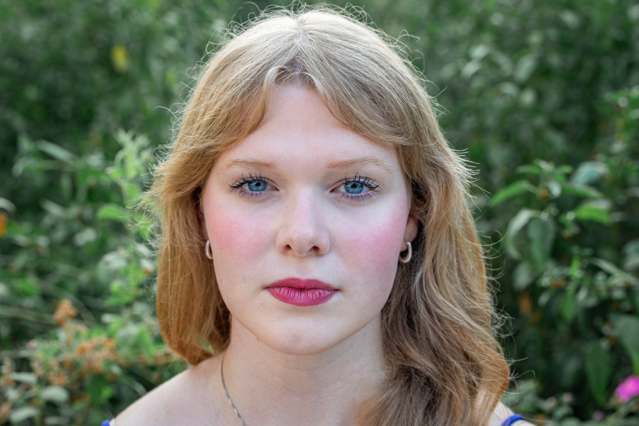 thm_aug-2026-sm-senior-photos-waterloo-park-austin-020.webp