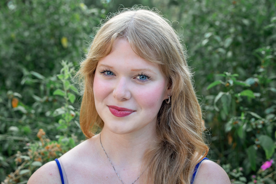 thm_aug-2026-sm-senior-photos-waterloo-park-austin-022.webp