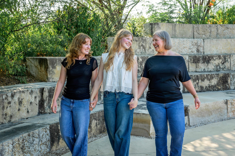 thm_aug-2026-sm-senior-photos-waterloo-park-austin-188.webp