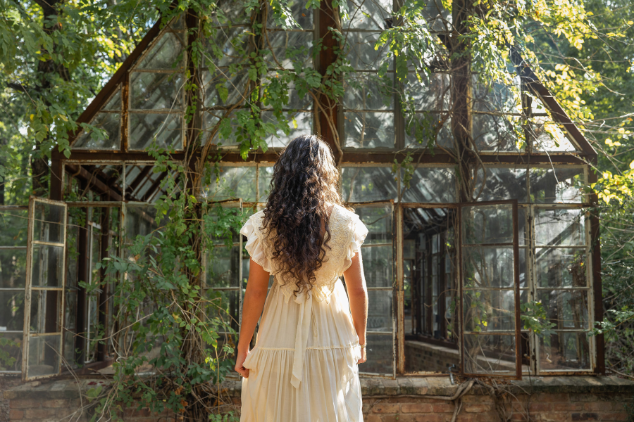 thm_sept-2026-el-sekrit-theater-austin-senior-photos-035.webp