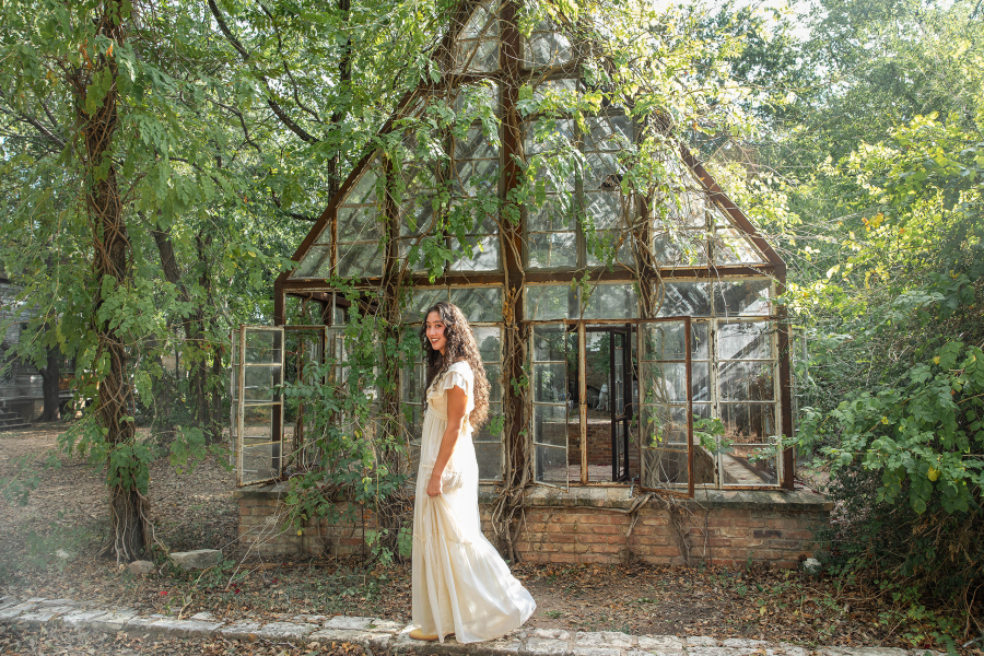 thm_sept-2026-el-sekrit-theater-austin-senior-photos-043.webp