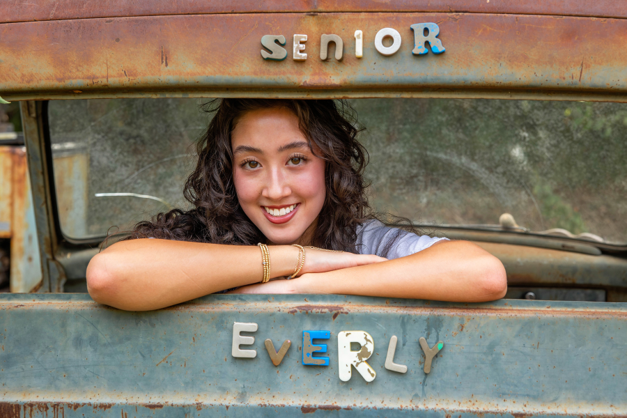 thm_sept-2026-el-sekrit-theater-austin-senior-photos-081.webp