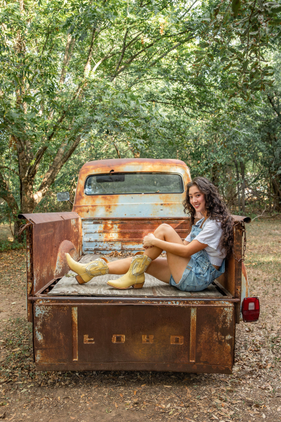 thm_sept-2026-el-sekrit-theater-austin-senior-photos-087.webp