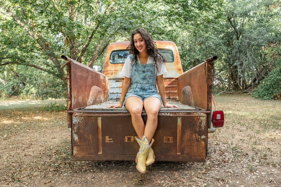 thm_sept-2026-el-sekrit-theater-austin-senior-photos-092.webp