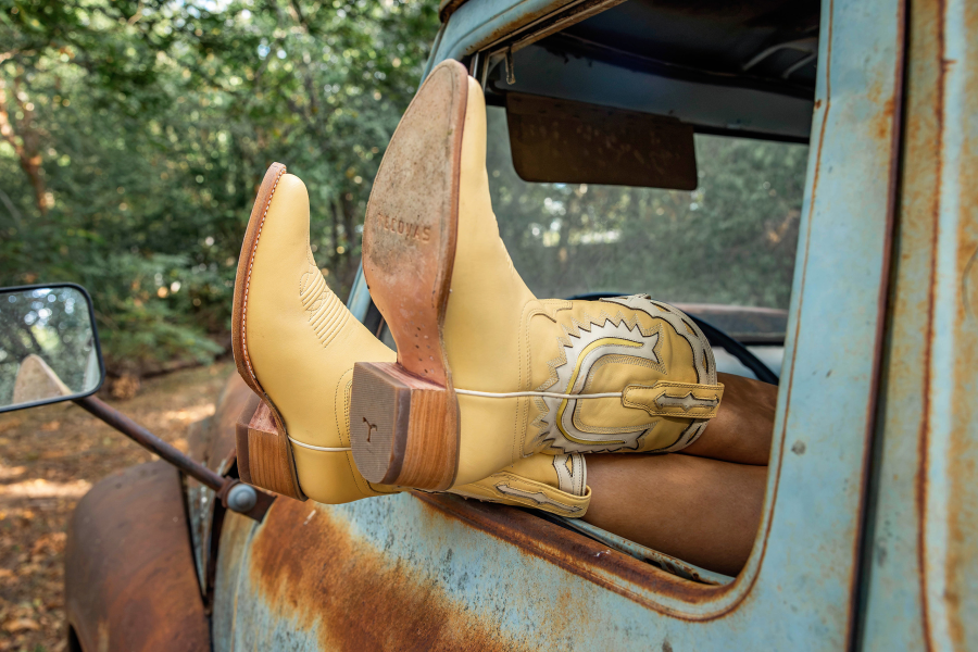 thm_sept-2026-el-sekrit-theater-austin-senior-photos-114.webp