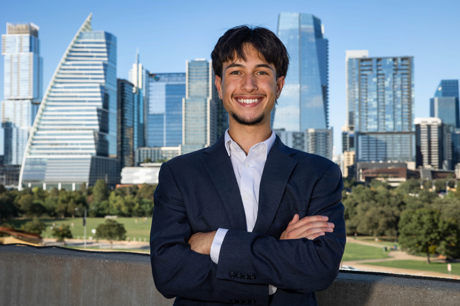 thm_oct-2026-mc-senior-photos-austin-long-center-trails-008.webp