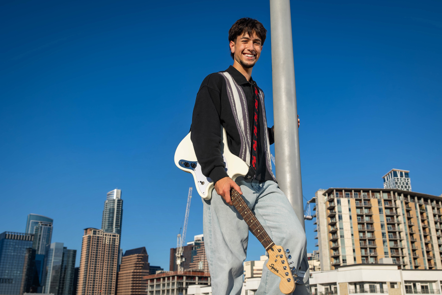 thm_oct-2026-mc-senior-photos-austin-long-center-trails-050.webp