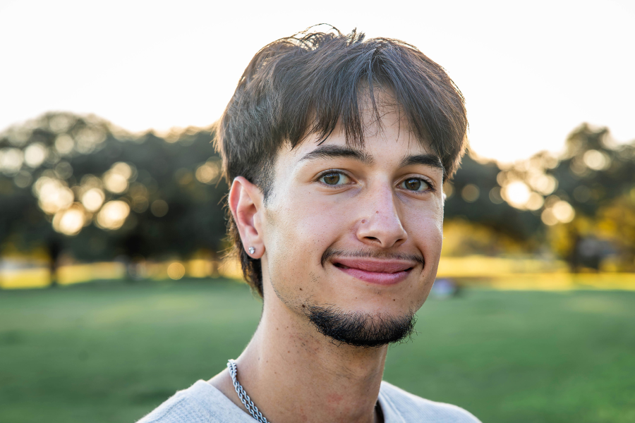 thm_oct-2026-mc-senior-photos-austin-long-center-trails-130.webp